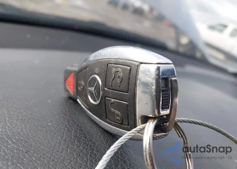 2012 Mercedes-Benz C 250 Luxury/Sport z USA, uszkodzony, nr VIN WDDGF4HB3CF852831